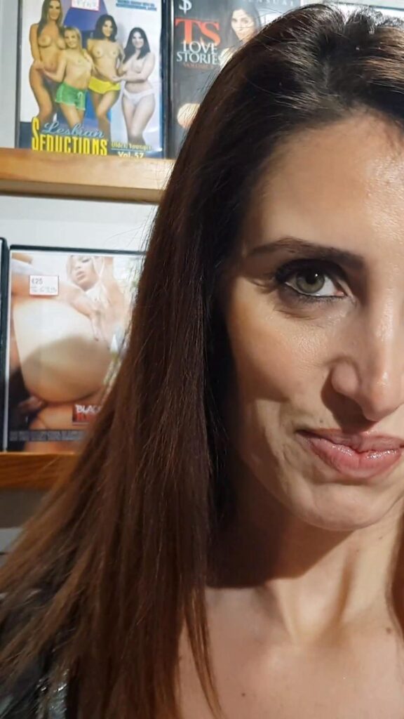 GloryZavatrash au Sex Shop Lyon