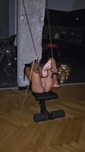 Dans l’ombre du boudoir, Kristina, la gitane sauvage, s’exhibe, se touche et se donne au regard de tous.