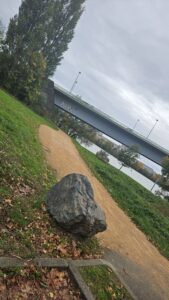 Imaginez : parking désert, vestes de bureau encore sur le dos, et une salope qui ouvre grand pour drainer la journée de ces mecs en rut.